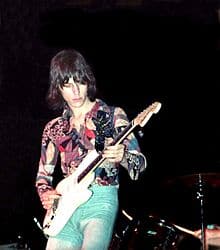 Jeff Beck en una foto tocando la guitarra