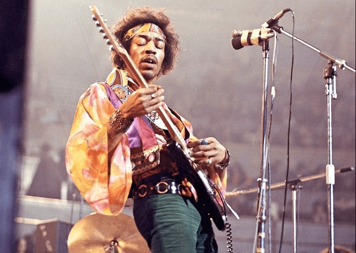 Jimmy Hendrix tocando la guitarra