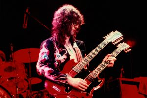 Jimmy Page tocando la guitarra en un concierto de Led Zeppelin