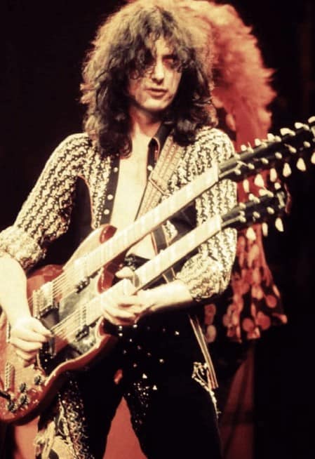 Jimmy Page en una foto tocando la guitarra
